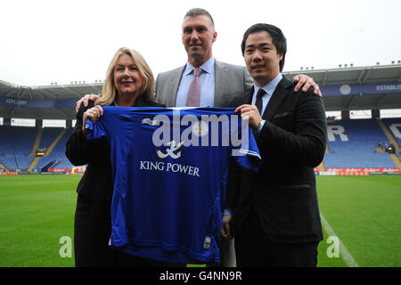 Nigel Pearson, der neue Manager von Leicester City, wird im Anschluss an eine Pressekonferenz im King Power Stadium in Leicester zusammen mit der Vorstandsvorsitzenden Susan Whelan (links) und dem stellvertretenden Vorsitzenden Aiyawatt Raksriaksorn vorgestellt. Stockfoto