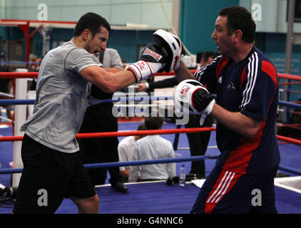 Carl Froch (links) mit Trainer Robert McCracken während der Medienarbeit am English Institute of Sport, Sheffield. Stockfoto