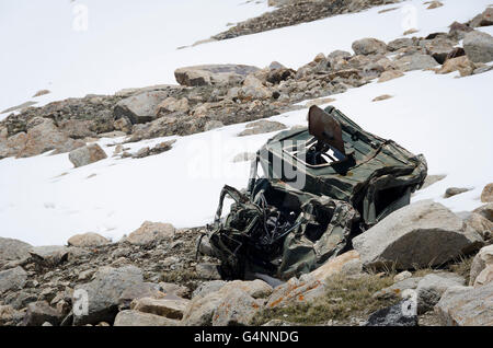 Beschädigte LKW, Khardungla Straße, in der Nähe von Leh, Ladakh, Jammu und Kaschmir, Indien. Stockfoto