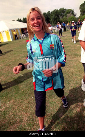 EastEnders Schauspielerin Tamzin Outhwaite, die in der Rolle von Melie Healy spielt, bei einem berühmten Fußballspiel auf den Hackney Marshes. Stockfoto