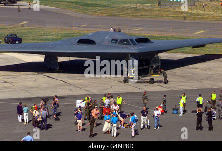 Ein USAF (United States Air Force) B2 Stealth Bomber nach der Ankunft in Fairford für das Royal International Air Tattoo, das 24/7/99 zum 50. Jahrestag der NATO eröffnet. Stockfoto