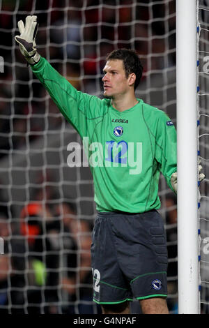 Fußball - UEFA Euro 2012 - Qualifikation - Play Off - zweite Etappe - Portugal gegen Bosnien-Herzegowina - Estadio da Luz. Asmir Begovic, Torhüter in Bosnien-Herzegowina Stockfoto