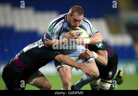 Die Londoner Iren David Paice und Declan Danaher haben sich beim Heineken Cup im Cardiff City Stadium, Cardiff, gegen die Geithe Jenkins von Cardiff Blues eingesetzt. Stockfoto