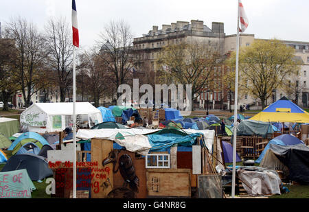 Mitglieder der Occupy Bristol Gruppe haben ein Camp auf College Green im Stadtzentrum von Bristol eingerichtet. DRÜCKEN Sie VERBANDSFOTO. Bilddatum: Samstag, 19. November 2011. Der größte antikapitalistische Protest außerhalb Londons setzte sich heute fort, während sich Aktivisten weigerten, sich zu bewegen. Zelte, Holzhütten und sogar eine Karawane sind auf dem historischen College Green im Stadtzentrum von Bristol aufgetaucht. Die Mitglieder der Occupy Bristol Kampagne zelteten seit etwas mehr als einem Monat in Zelten und haben aus Holzpaletten mehr dauerhafte Strukturen gebaut. Das 60-Zelt-Lager befindet sich auf dem Gelände der Bristol Cathedral Stockfoto