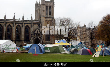 Die Kathedrale von Bristol blickt auf das Camp, das von Mitgliedern der Occupy Bristol Group am College Green im Stadtzentrum von Bristol eingerichtet wurde. Stockfoto