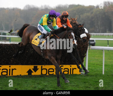 Kauto Star (links) mit Ruby Walsh springt neben Long Run mit Sam Waley-Cohen (rechts) während der Betfair Steeple Chase während des Betfair Chase Raceday auf der Haydock Park Racecourse. Stockfoto