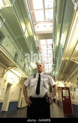 Ein Gefängniswärter in Halle B des Barlinnie Gefängnisses in Galsgow, nachdem Justizminister Kenny MacAskill das Personal besucht hatte, um die Herausforderungen durch Überfüllung aus erster Hand zu sehen. Stockfoto