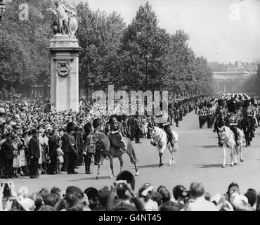 Königin Elisabeth II. Fährt an der Spitze der Wachen, während sie nach dem Trooping der Farbe wieder die Mall entlang marschieren. Hinter der Queen auf weißen Pferden sind der Herzog von Edinburgh, links, und der Herzog von Gloucester. Stockfoto