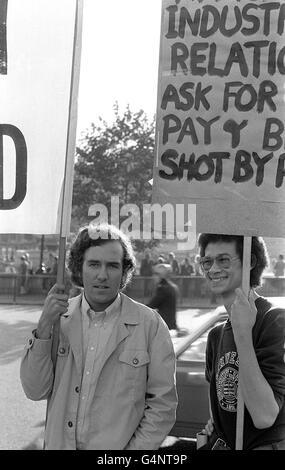 Peter Hain (links), ehemaliger Vorsitzender der Jungen Liberalen, während einer Demonstration der Anti-Apartheid-Bewegung vor der südafrikanischen Botschaft in London. Hain, der studentische Aktivist, der die Springboks zwang, ihre britische Rugby-Tour 1970 abzusagen. * 3/8/99: Jetzt Minister des Auswärtigen Amts, trifft er sich mit Cheryl Carolus, der ehemaligen Sekretärin von Nelson Mandela und jetzt Hochkommissarin für Großbritannien, im Südafrika-Haus im Zentrum von London. Stockfoto