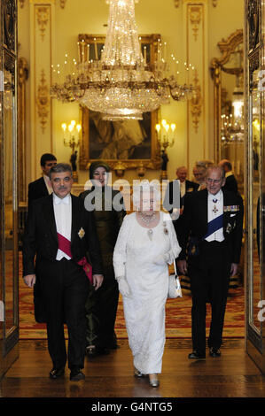 Königin Elizabeth II. Und der Herzog von Edinburgh (rechts) bereiten sich darauf vor, am ersten Tag seines Staatsbesuchs in Großbritannien mit dem türkischen Präsidenten Abdullah Gul (links) und seiner Frau Hayrunnisa (2. Links) im Buckingham Palace in London ein formelles Bild zu machen. Stockfoto