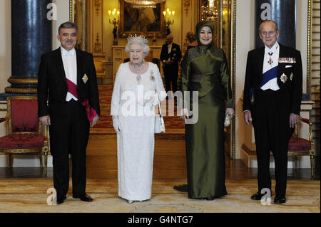 Königin Elizabeth II. Und der Herzog von Edinburgh (rechts), posieren für ein formelles Bild mit dem türkischen Präsidenten Abdullah Gul (links) und seiner Frau Hayrunnisa (2. Rechts) am Buckingham Palace in London, am ersten Tag seines Staatsbesuchs in Großbritannien. Stockfoto