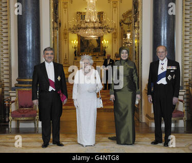 Königin Elizabeth II. Und der Herzog von Edinburgh (rechts), posieren für ein formelles Bild mit dem türkischen Präsidenten Abdullah Gul (links) und seiner Frau Hayrunnisa (2. Rechts) am Buckingham Palace in London, am ersten Tag seines Staatsbesuchs in Großbritannien. Stockfoto