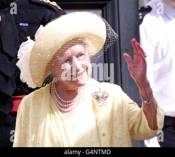 Die Queen Mother vor dem Clarence House, London, winkt der Öffentlichkeit zu ihren neunundneunzigsten Geburtstagen. Stockfoto