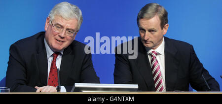 Tanaiste Eamon Gilmore (links) und Taoiseach Enda Kenny (rechts) während einer Pressekonferenz zur Schaffung von Arbeitsplätzen in Regierungsgebäuden in Dublin. Stockfoto