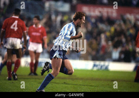 Fußball - Rumbelows Cup - vierte Runde - Coventry City / Nottingham Forest - Highfield Road. Steve Livingstone feiert, nachdem er das Siegtor für Coventry City erzielt hat. Stockfoto