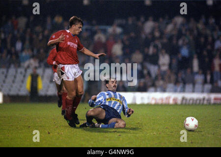 Fußball - Rumbelows Cup - vierte Runde - Coventry City / Nottingham Forest - Highfield Road. Mickey Gynn von Coventry City bekämpft Carl Tiler von Nottingham Forest. Stockfoto