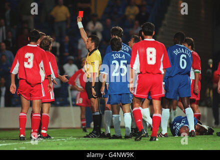 Dieses Bild darf nur im Rahmen eines Editorial verwendet werden: Schiedsrichter Urs Meier schickt Skonto Rigas Andrejs Tereskins nach einer Herausforderung auf Chelsea's Frank LeBoeuf während des Champions's League 3rd Qualifying Round Clash an der Stamford Bridge. Stockfoto