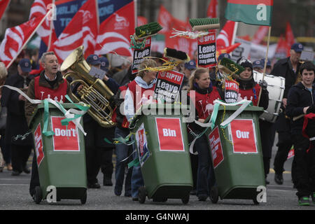 Irische Kundgebung gegen die Sparpolitik. Demonstranten marschieren auf dem Weg zur GPO in der O'Connell Street in Dublin zu einer Kundgebung gegen die Austerität. Stockfoto