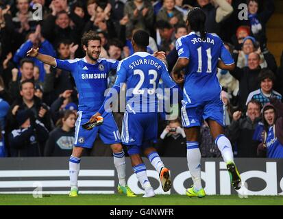 Fußball - Barclays Premier League - Chelsea gegen Wolverhampton Wanderers - Stamford Bridge. Chelseas Daniel Sturridge feiert mit Juan Mata das zweite Tor seiner Seite (links) Stockfoto