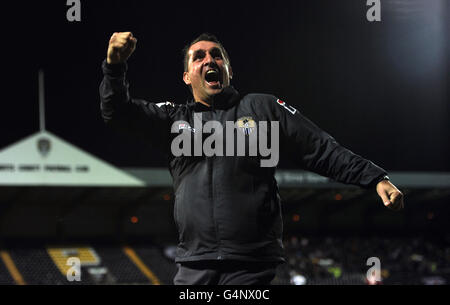 Notts County-Manager Martin Allen feiert, nachdem Julian Kelly (nicht abgebildet) beim Npower Football League One Match in Meadow Lane, Nottingham, das dritte Tor seiner Seite erzielt hat. Stockfoto