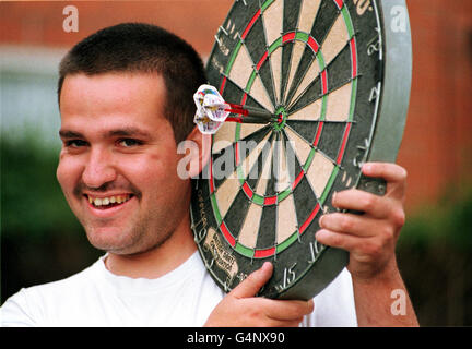 Pub Darts Spieler Terry Blakemore, aus Birmingham, ist alle lächelt, nachdem er sein erstes Spiel in acht Jahren des Wettbewerbs gewonnen. Der Spitzname Tortoise Terry, weil er so langsam zu Punkten ist, beobachtete er erstaunt, wie sein siegreich Dart in die Doppel-17 segelte. * Dies war sein erster Sieg in mehr als 250 Spielen. Stockfoto