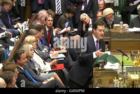 Schatzkanzler George Osborne verweist auf seine Herbsterklärung im Unterhaus im Zentrum von London. Stockfoto