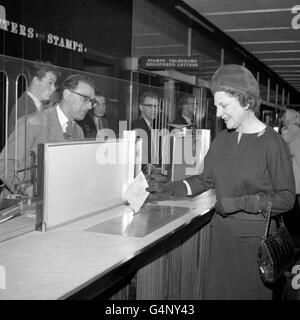 Miss Mervyn Pike, Assistant Postmaster-General, schreibt einen Brief in einem der Slots, die speziell am Schalter des neuen Trafalgar Square Postbüros in der William IV Street, London, platziert sind Stockfoto