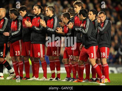 Liverpools Craig Bellamy (rechts) und seine Teamkollegen beobachten eine Minute Applaus zu Ehren des verstorbenen Wales-Managers und ehemaligen Spielers Gary Speed Stockfoto