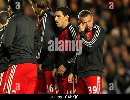 Craig Bellamy aus Liverpool (rechts) nach einer Minute Applaus zu Ehren Des verstorbenen Wales-Managers und ehemaligen Spielers Gary Speed Stockfoto