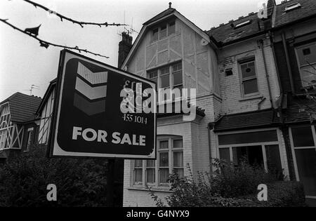 PA NEWS PHOTO 15/11/83 DIE WOHNUNG IM ZWEITEN STOCK DES MASSENMÖRDER DENNIS ANDREW NILSEN, DER IN NO. 23 CRANLEY GARDENS, MUSWELL HILL, LONDON LEBTE Stockfoto