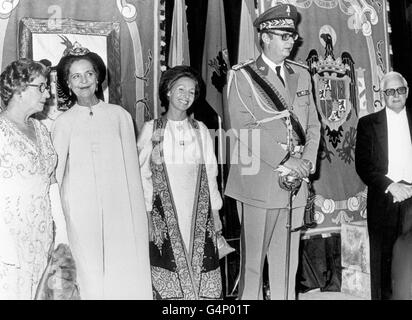 Die Hochzeit des Exil-Königs Leka I. von Albanien und seiner australischen Braut Miss Susan Cullen-ward in Biarritz, im Süden Frankreichs. Von links nach rechts: Frau Phyllis Dorothea Cullen-ward, Mutter der Braut; Königin Geraldine von Albanien, Königin Susan, König Leka I von Albanien und Alan Robert Cullen-ward, Vater der Braut. Stockfoto