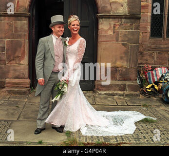 Maxine von Coronation Street (Tracy Shaw) mit ihrer Partnerin Ashley (Steve Arnold) nach den Dreharbeiten zu ihrer Hochzeit in der St. Mary's Church, Prestwich, in Manchester. Stockfoto