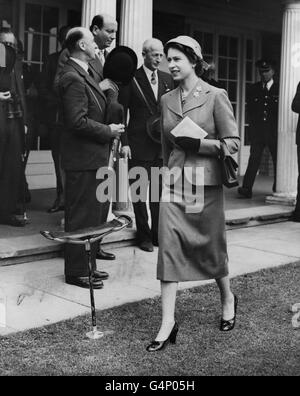 Königin Elizabeth II. Geht während ihres Besuchs in Newmarket am 1,000. Guineas-Tag zum Fahrerlager. Im ersten Rennen, den Littleport Stakes, sah sie ihr Stutfohlen, Maple Leaf, an zweiter Stelle zu Ribambelle laufen. Stockfoto