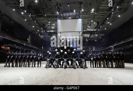 Das Royal Signals Motorcycle Display Team und das US Army Drill Team am Earls Court, London, die ab morgen am British Military Tournament teilnehmen werden. Stockfoto