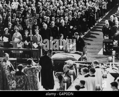 Königin Elizabeth II. Und der Herzog von Edinburgh in der St. Paul's Cathedral bei der Wiederweihung des Hochaltars, der bei Londons Bombenangriff beschädigt wurde. Stockfoto