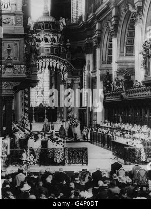 Die Szene in der St. Paul's Cathedral als Erzbischof von Canterbury, Dr. Geoffrey Fisher, segnete während der Wiederweihung des Hochaltars, der bei den Bombenangriffen in London beschädigt wurde. Vor den Altarschienen stehen die Königin und der Herzog von Edinburgh, die im Gebet knieten. Stockfoto