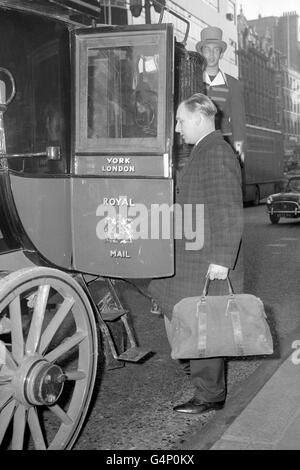 Der alte London-Bristol-Postbus in London vor seiner Reise zum Battersea Heliport. Der von vier Pferden gezogene Trainer nimmt an einer Re-Stage des „Rail Run“ von London nach Bristol Teil. Die Werbepost wird dann mit einem Hubschrauber nach Bristol geflogen. Das "Revival" des Reisebusses markierte die Eröffnung eines Büros in Bristol durch R.F. White & Son Ltd, die behauptet, die älteste Werbeagentur der Welt zu sein, und zeigte, wie die Agentur die Jahre vom Pferd bis zum Hubschrauber überspannt hat. Stockfoto