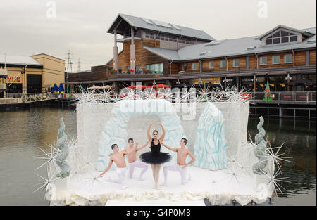 Sam Faiers von The Only Way is Essex nimmt an Swan Lakeside Teil, um den Beginn des größten Weihnachtsfestes aller Zeiten im Lakeside Shopping Center in West Thurrock, Essex, zu starten. Stockfoto