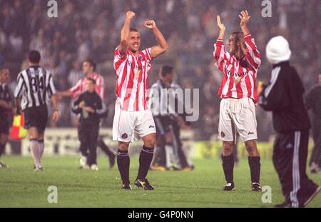 Dieses Bild kann nur im redaktionellen Kontext verwendet werden: Kevin Phillips (links) und Alex Rae aus Sunderland feiern ihren Sieg über Newcastle United beim Schlusspfiff beim Premiership-Fußballspiel im St James' Park, Newcastle. Stockfoto