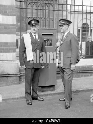 Postbote Leslie Buxton (rechts) in der neuen grauen einreihigen Postmänner-Uniform, die im Frühjahr 1969 erscheinen wird. Alfred Buxton (links, keine Beziehung zu Leslie) trägt die vorliegende zweireihige blaue Uniform. Die beiden Männer werden mit einem neuen Design der Säulenbox gesehen, das von der Post ausprobiert werden soll Stockfoto