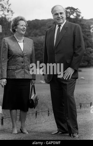 Margaret Thatcher und Bundeskanzler Helmut Kohl aus der Bundesrepublik Deutschland fühlen sich in der Begründung wohl, da sie drei Stunden lang „lockerte und sehr freundliche“ Gespräche in Chequers, dem Landsitz des Premierministers, geführt haben. Sie waren sich einig, dass mehr Nachdruck auf die Wärme der anglo-deutschen Beziehungen gelegt werden sollte. Stockfoto