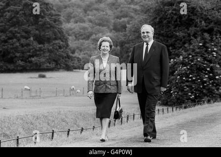 Margaret Thatcher und Bundeskanzler Helmut Kohl aus der Bundesrepublik Deutschland fühlen sich in der Begründung wohl, da sie drei Stunden lang „lockerte und sehr freundliche“ Gespräche in Chequers, dem Landsitz des Premierministers, geführt haben. Sie waren sich einig, dass mehr Nachdruck auf die Wärme der anglo-deutschen Beziehungen gelegt werden sollte. Stockfoto