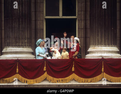 Königin Elizabeth II. Auf dem Balkon des Buckingham Palace, wo der 12 Wochen alte Sohn Prinz Edward nach der Trooping the Color Zeremonie untergebracht war. Von links nach rechts die Königin Mutter, die Königin, Prinz Andrew und der Herzog von Edinburgh. Stockfoto