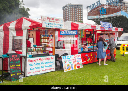 Garküche Transporter, Eis, kalte und heiße Getränke an der Afrika Oye Festival in Sefton Park, Liverpool, Merseyside, UK Stockfoto