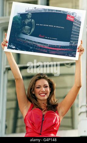 Das Model und ehemalige Big-Breakfast-Moderatorin Kelly Brook hat mit Triumph das größte britische BH-Poster aller Zeiten in der Holborn Tube Station, London, in der jüngsten Fortsetzung des britischen BH-Krieges vorgestellt. Stockfoto