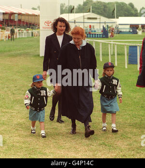 Die Herzogin von York geht bei der Royal Windsor Pferdeshow zwischen ihren Töchtern Pincess beatrice (r) und Prinzessin Eugenie. Stockfoto