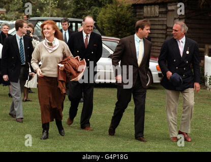 (Links - rechts, im Vordergrund) die Herzogin von York, ihr Vater Major Ronald Ferguson und der Herzog von York, der mit einem Zuschauer bei einer Polo-Berühmtheit im Royal Berkshire Polo Club plaudert. Stockfoto