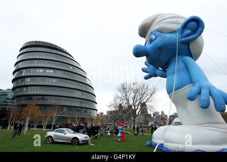 Ein großer aufblasbarer Schlümpf neben der Tower Bridge im Zentrum von London, um die Veröffentlichung von The Schlümpfe auf Blu-Ray und DVD am 5. Dezember zu fördern. Stockfoto