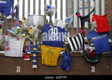 Fußball - Barclays Premier League - Everton gegen Stoke City - Goodison Park. Tribute an den verstorbenen Gary Speed werden außerhalb des Goodison Park zurückgelassen, um sich an ihren früheren Spieler zu erinnern Stockfoto