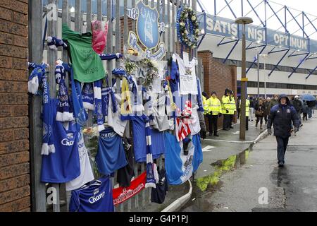 Fußball - Barclays Premier League - Everton gegen Stoke City - Goodison Park. Tribute an den verstorbenen Gary Speed werden außerhalb des Goodison Park zurückgelassen, um sich an ihren früheren Spieler zu erinnern Stockfoto